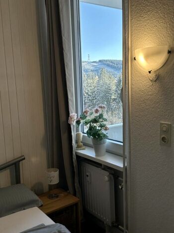 Fenster im Schlafzimmer mit Blick zum Bocksberg