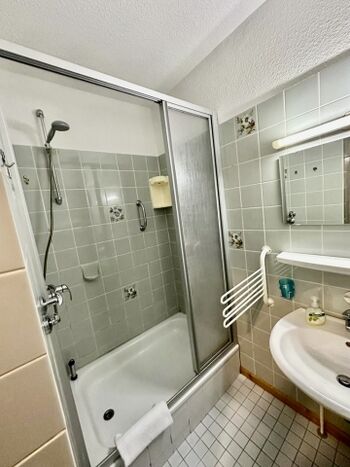 Badezimmer mit Dusche
