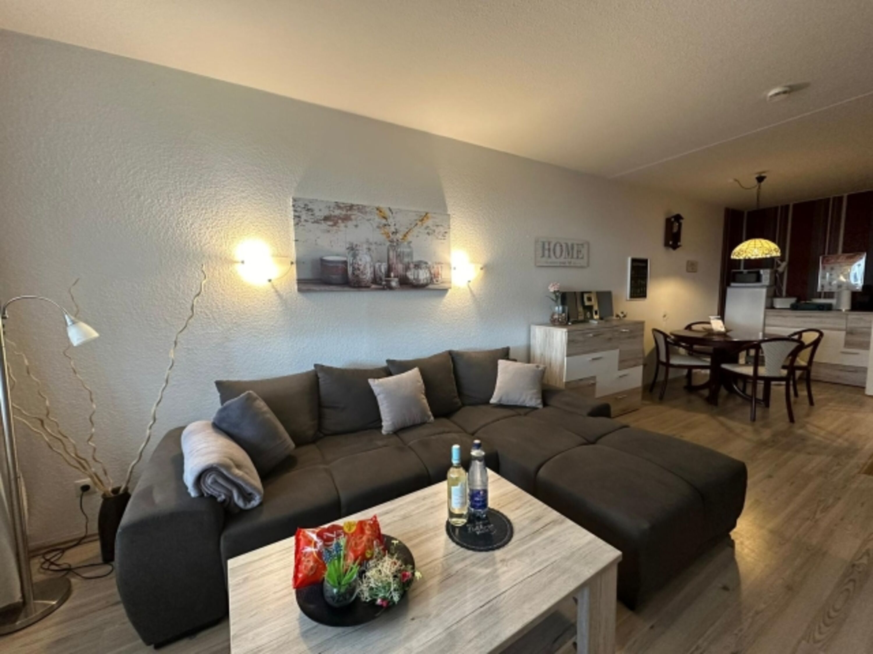 Wohnzimmer mit neuem Sofa