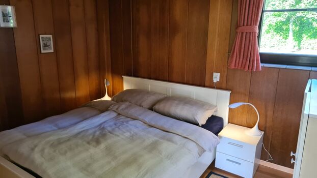 Schlafzimmer mit Doppelbett