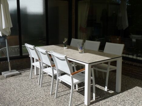 überdachte Terrasse mit Esstisch