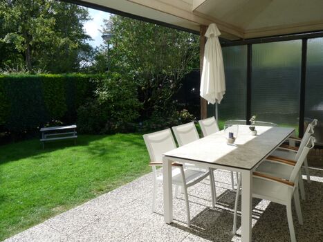 Blick von der überdachten Terrasse