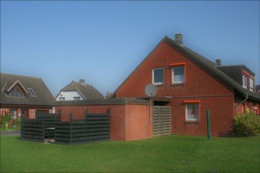 Hofansicht mit Terrasse im Garten
