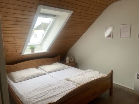 Schlafzimmer mit Doppelbett