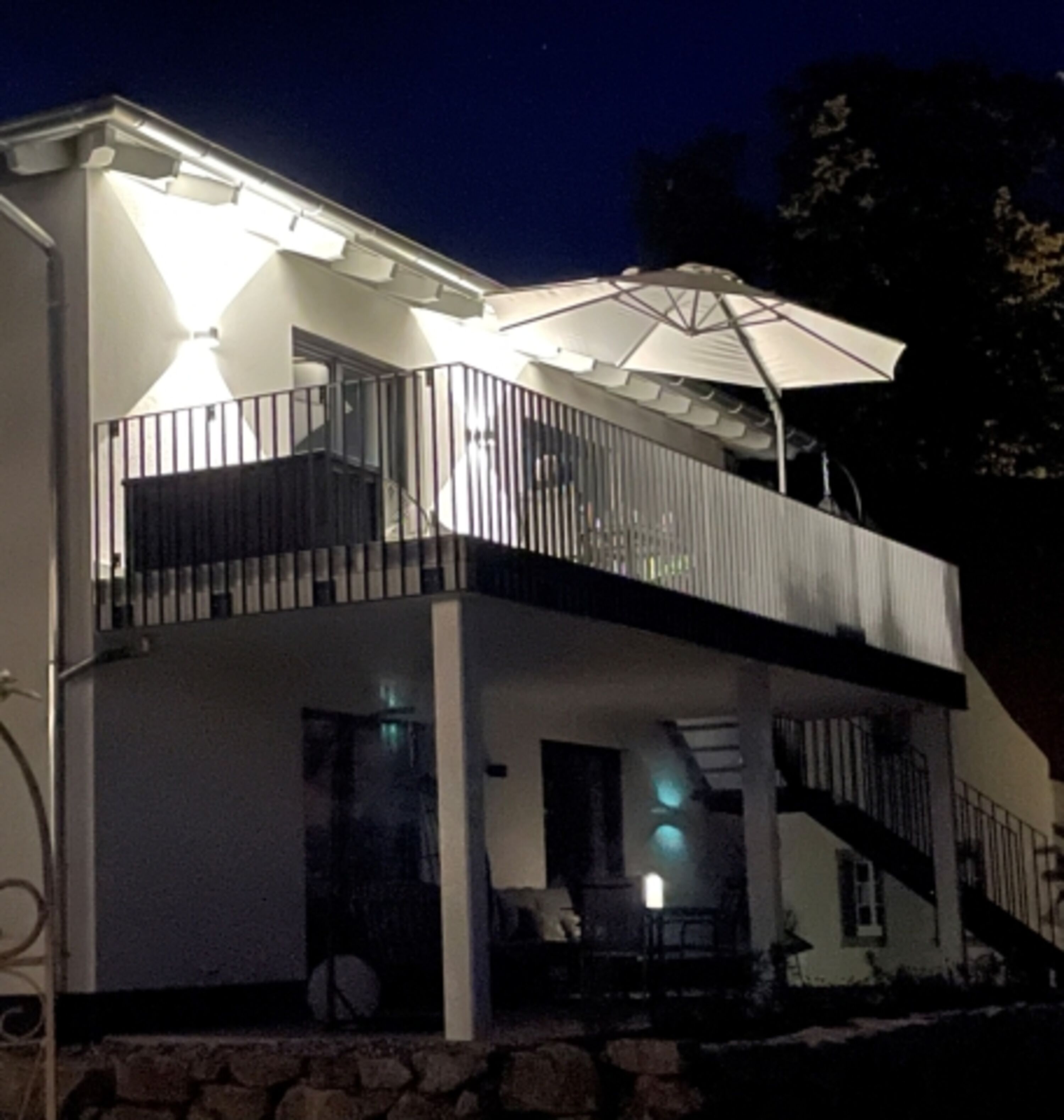 Rückseite (Westen) mit Terasse und Balkon