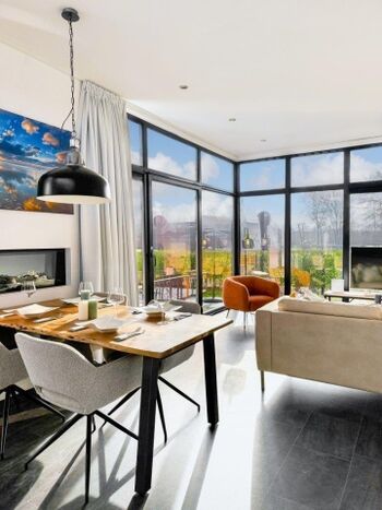 Lichtdurchflutetes Wohnzimmer