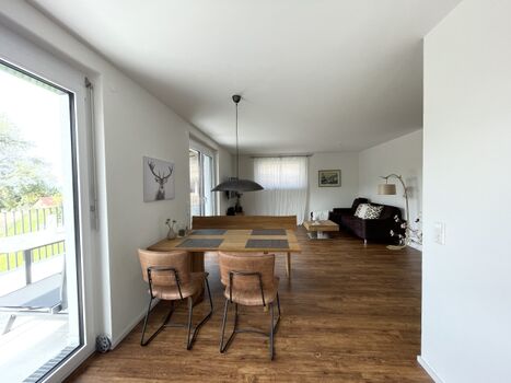 Essplatz mit Blick ins Wohnzimmer