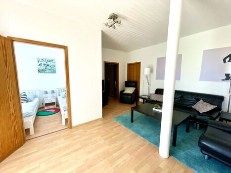 Wohnzimmer mit Blick zum Schlafzimmer