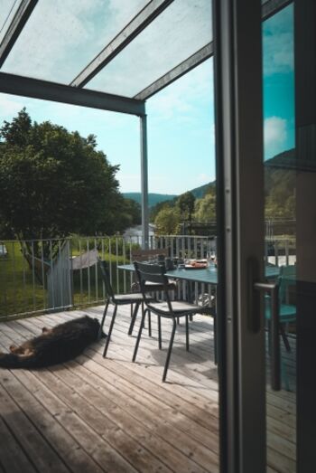 Mit der umzäunten Terrasse behalten Sie jederzeit die Kontrolle, wann Ihr Hund ins Wasser geht –