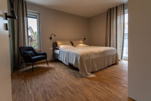 Barrierefreies Schlafzimmer im Erdgeschoss mit Bad en Suite – ebenfalls barrierefrei