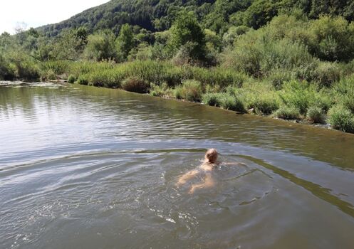 Hier tauchen Hund und Herr gemeinsam ein – direkt vom Ferienhaus in die Jagst.