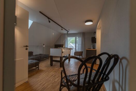 Tischkicker, Fernseher, Teeküche und bequemes Modulsofa