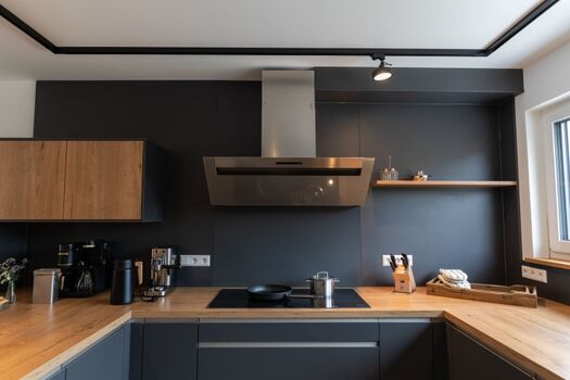 Top-ausgesattete Küche mit Speisekammer, Weinkühlschrank