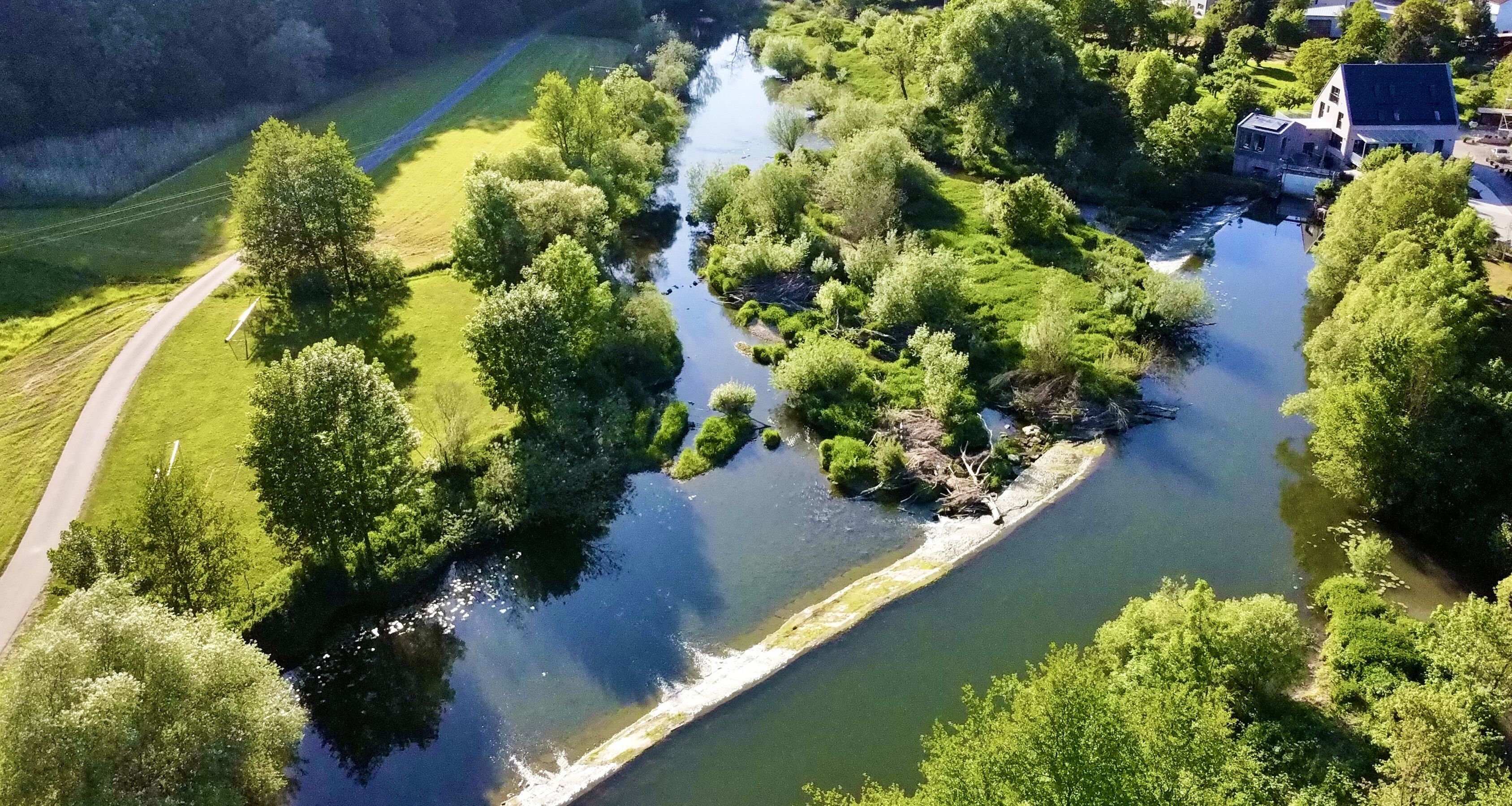 Lage am Fluss.
