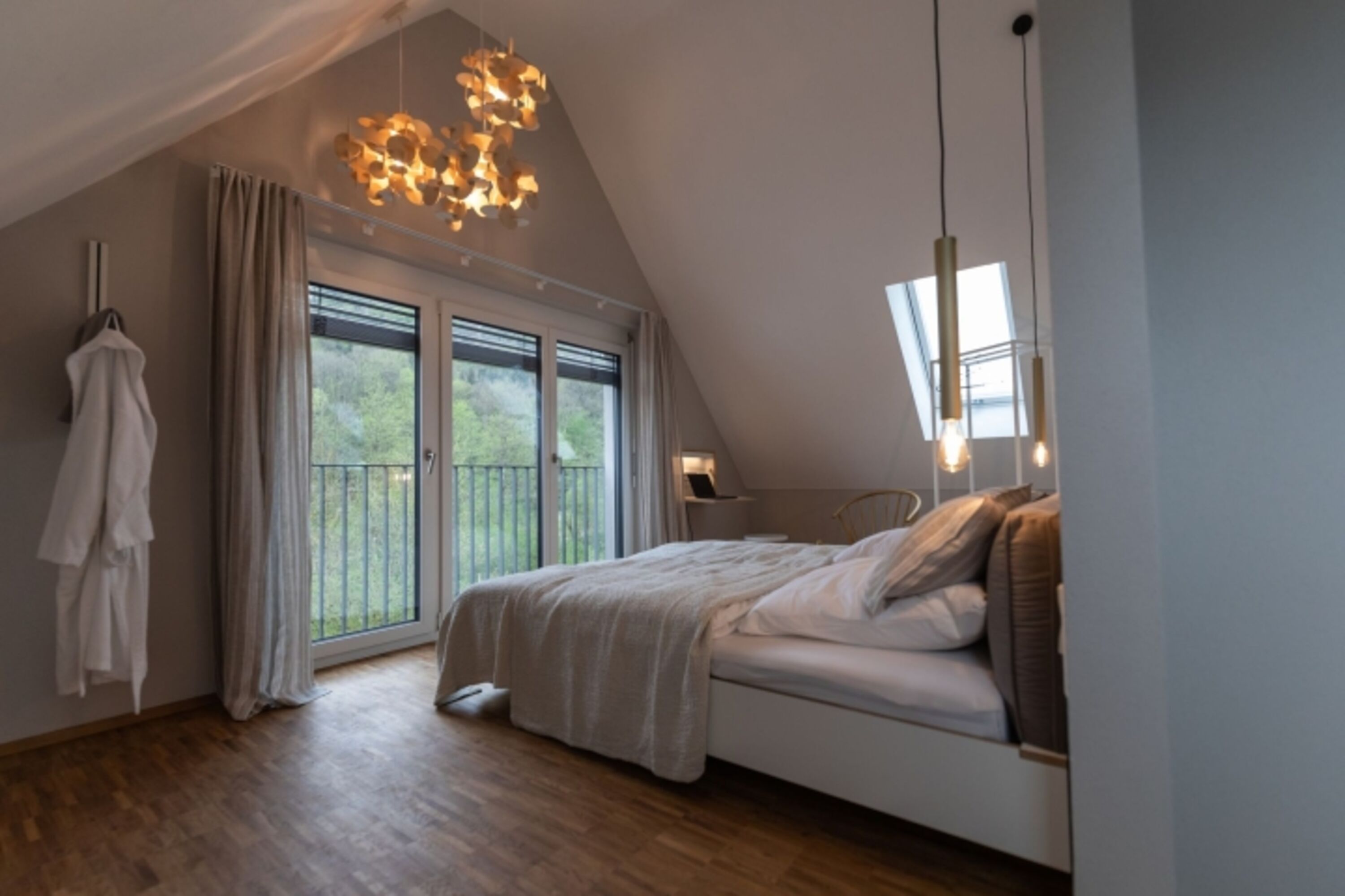 Elegante Suite mit Badewanne und Blick auf den Fluss