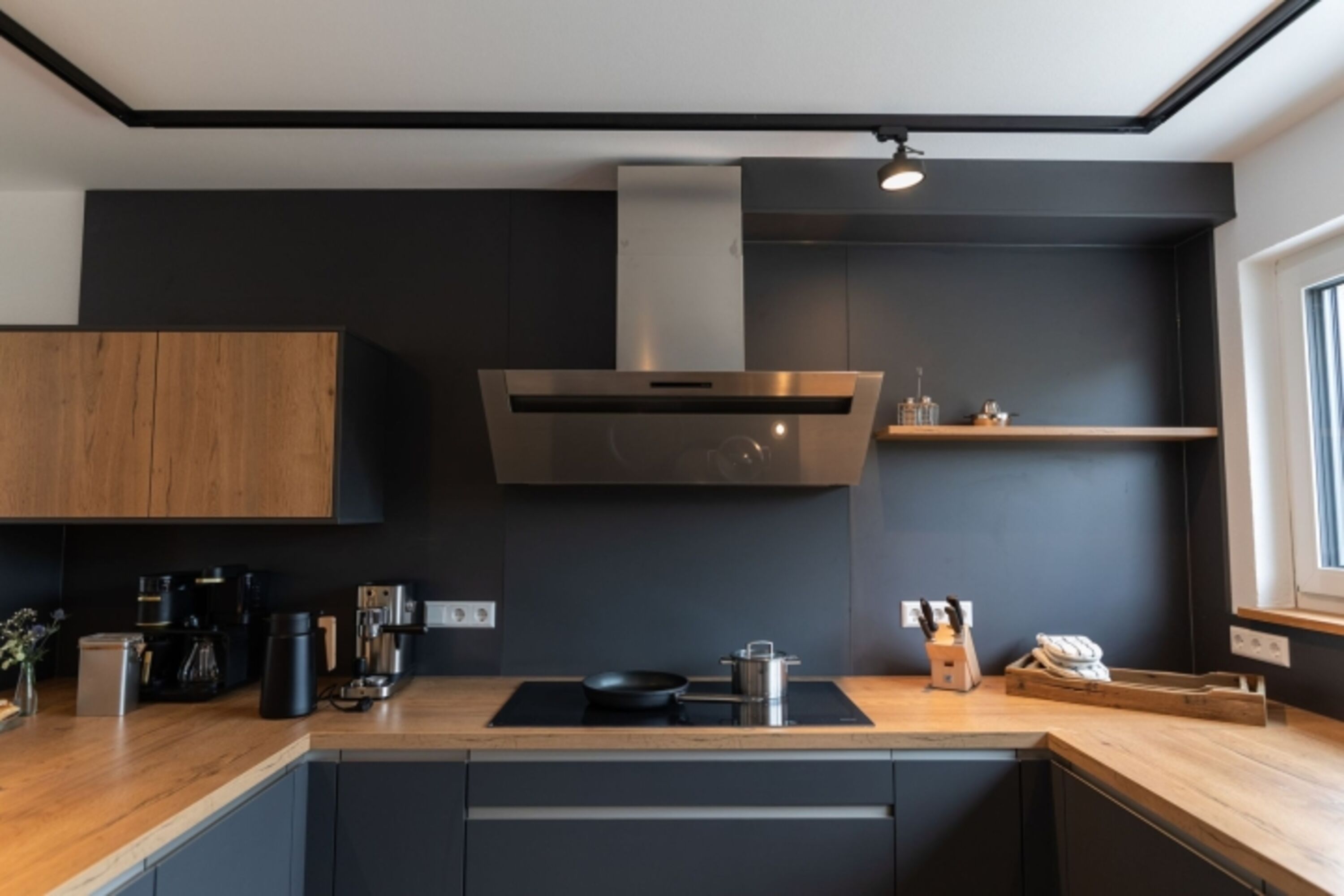 Top-ausgesattete Küche mit Speisekammer, Weinkühlschrank