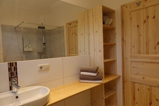 viel Stauraum im hellen Bad