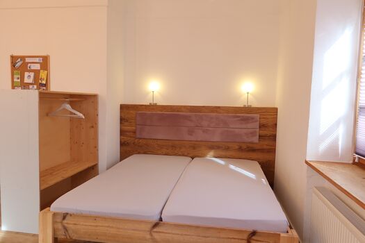 Zusätzliches Bett und Schrank im Wohnzimmer