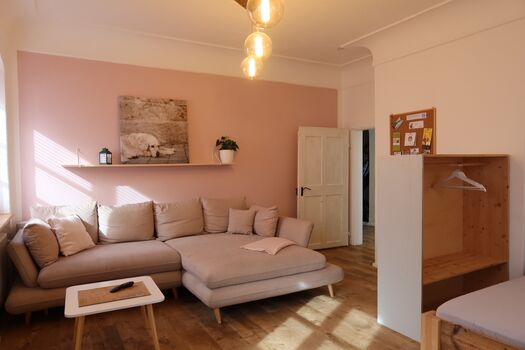 ein helles Wohnzimmer mit extra Schlafmöglichkeiten