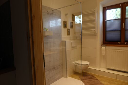 eine ebenerdige Dusche im hellen Bad