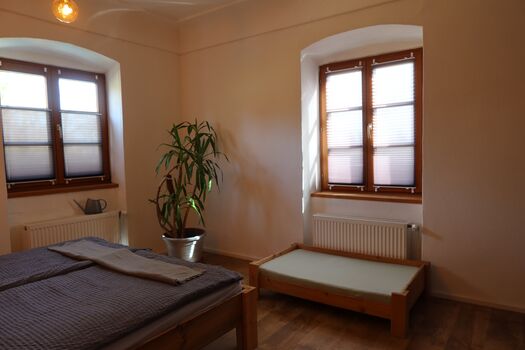 natürlich auch mit Hundebett im Schlafzimmer