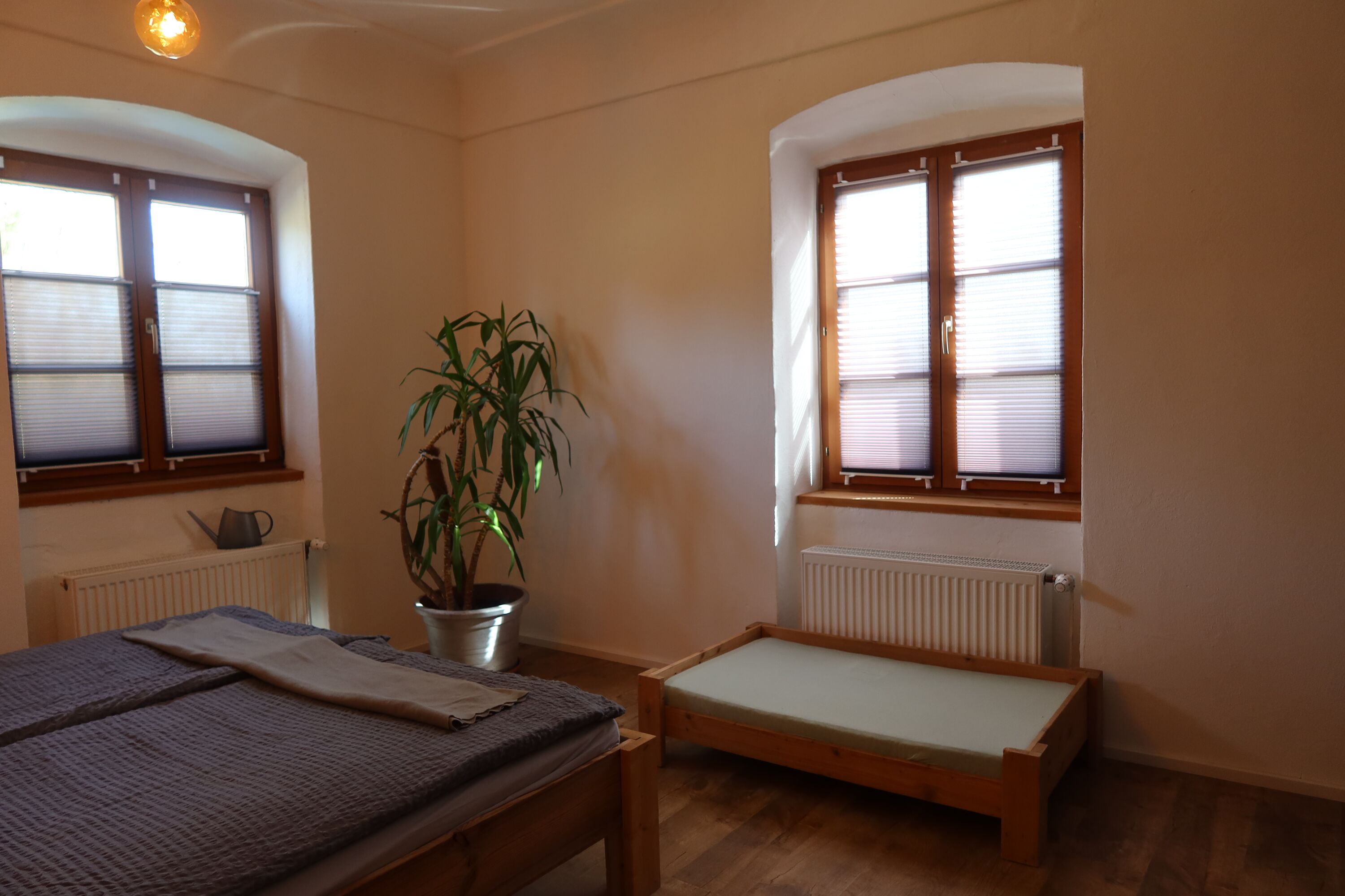 natürlich auch mit Hundebett im Schlafzimmer