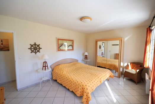 Das grosse Schlafzimmer zur Terrasse hin mit einem 180x200cm Bett