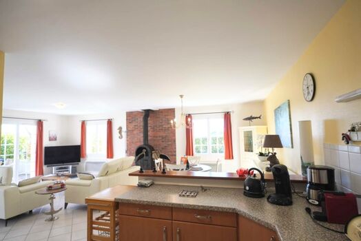 Blick der Küche in den Wohnraum