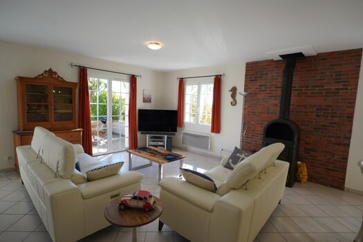 Wohnzimmer mit Sicht zur Terrasse 