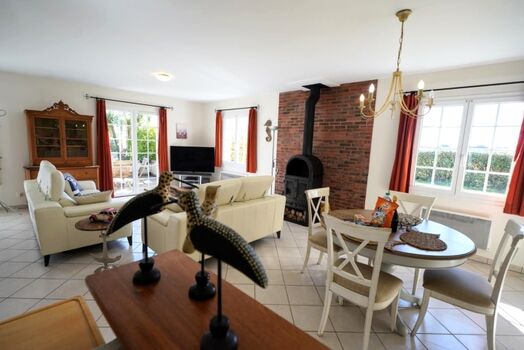 Blick von der Küche ins offene Wohnzimmer