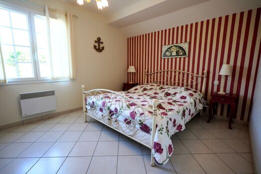 Das 2. grosse Schlafzimmer mit einem 180x200cm Bett