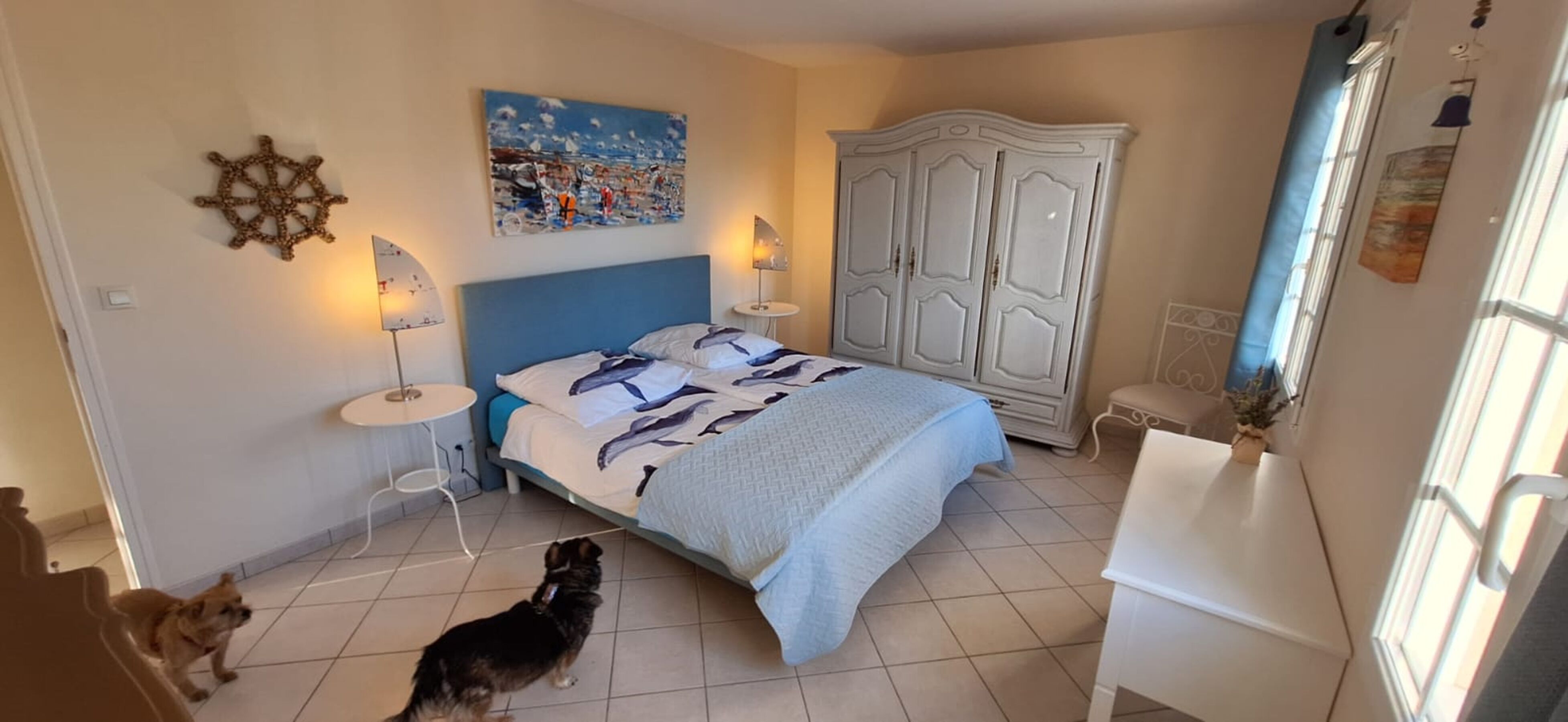 Grosses Schlafzimmer zur Terasse hin,