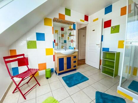 Modernes Bad OG mit Sich auf den 3'000m2 Garten