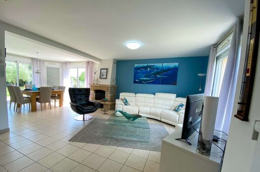 Offenes Wohnzimmer mit Kamin