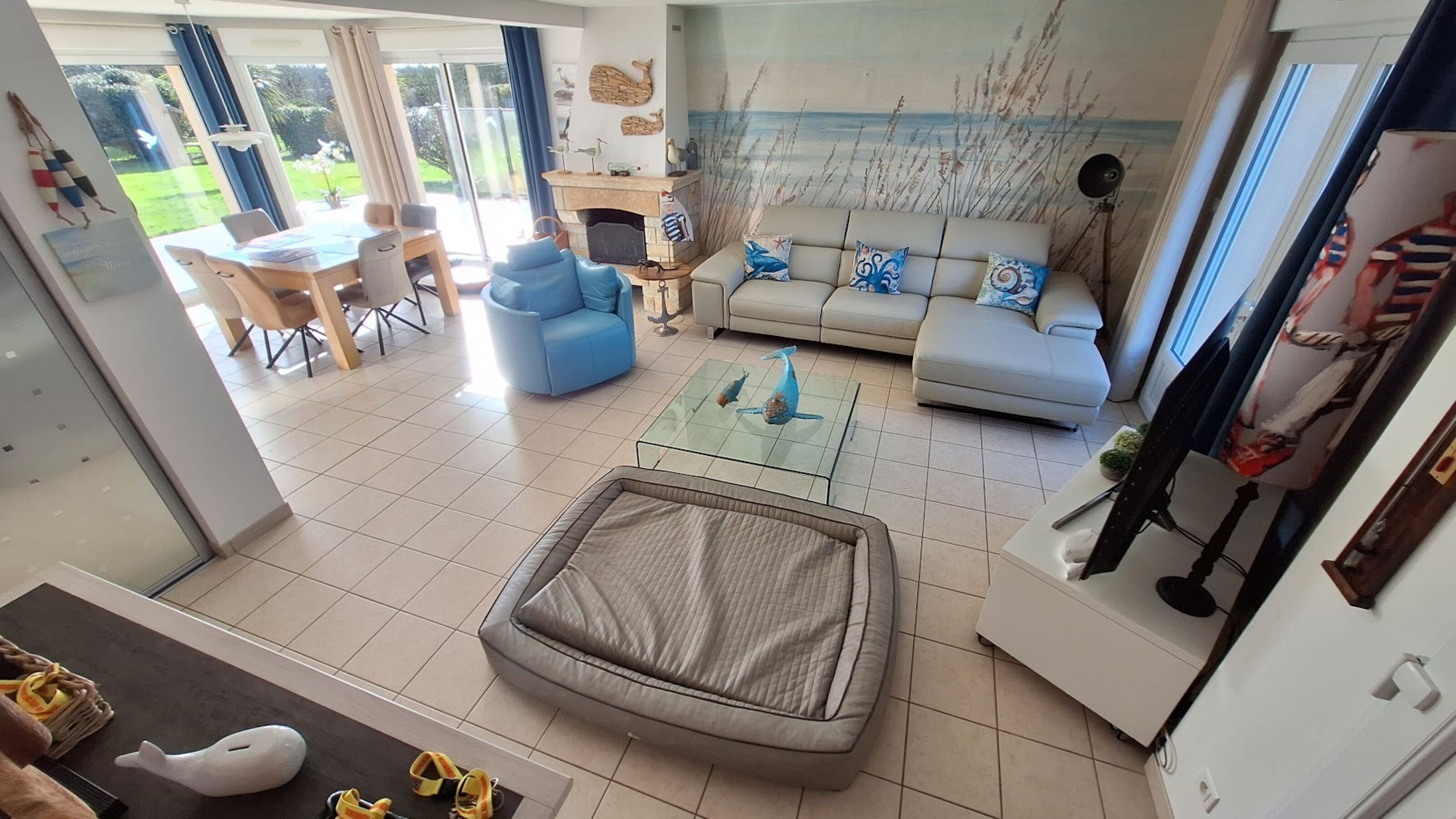 Das neue Wohnzimmer mit dem Panoramasicht Esszimmer