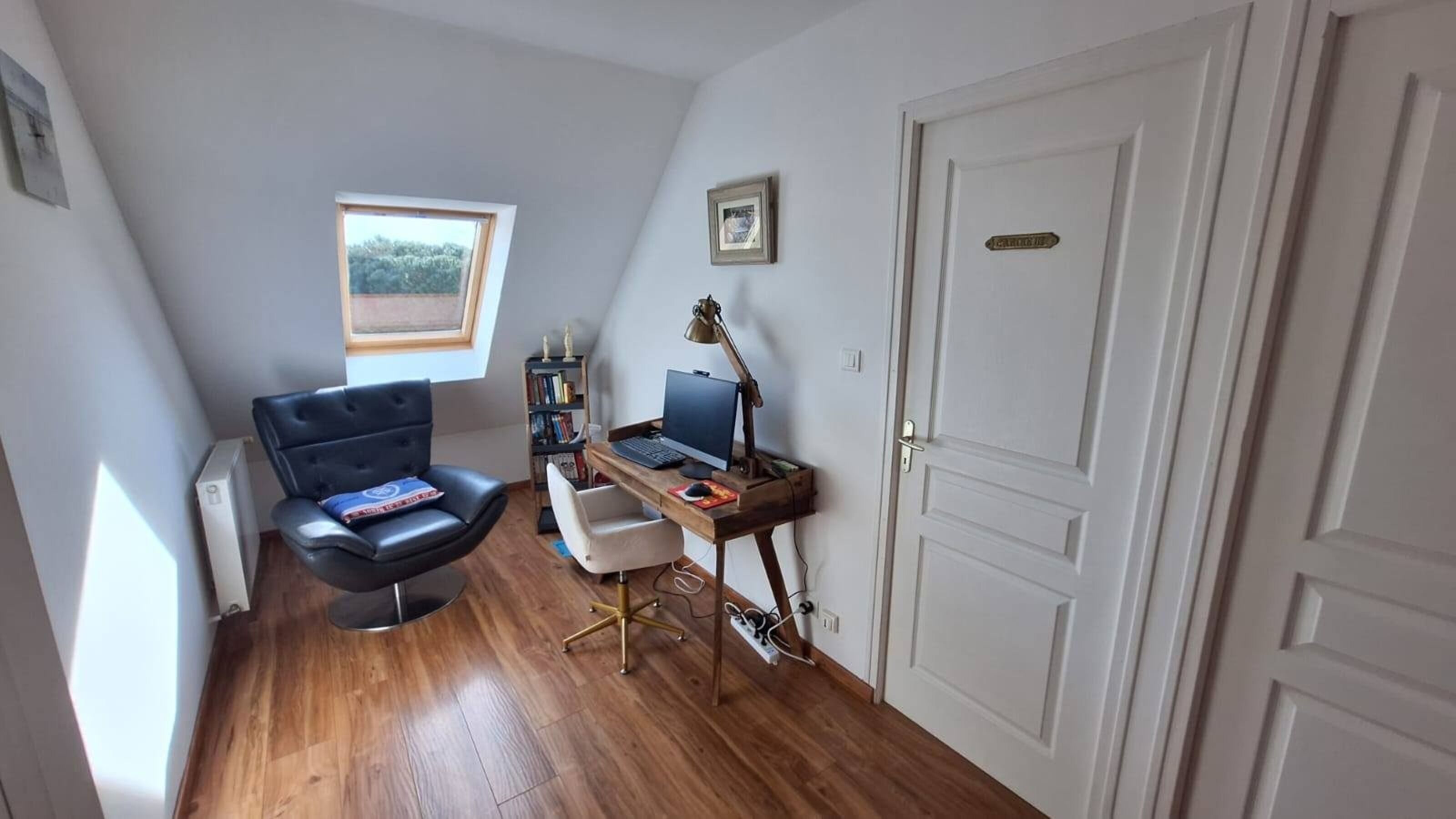 Kleines Büro auf der Galerie mit Computer