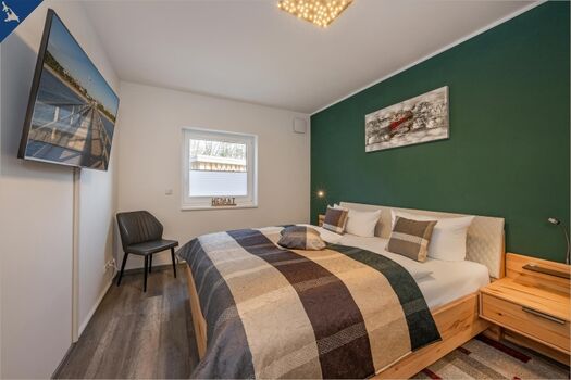 Doppelbett mit Gel-Matratze, Safe und TV 55cm