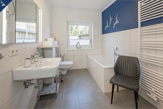 Bad mit ebenerdiger Dusche und Badewanne