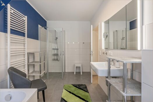 Ebenerdig mit Duschhocker, Duschtrennwand