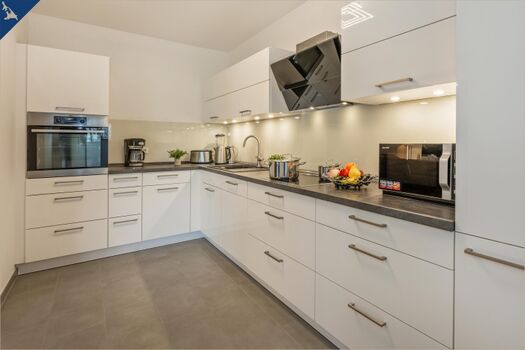 Geschirr, Gläser, Besteck, Fläschchenwärmer alles vorhanden