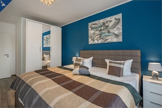 Boxspringbett und  Flachbildschirm 55 Zoll