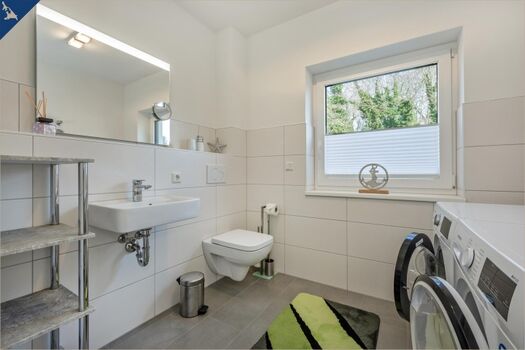 Bad mit Waschmaschine und Trockner