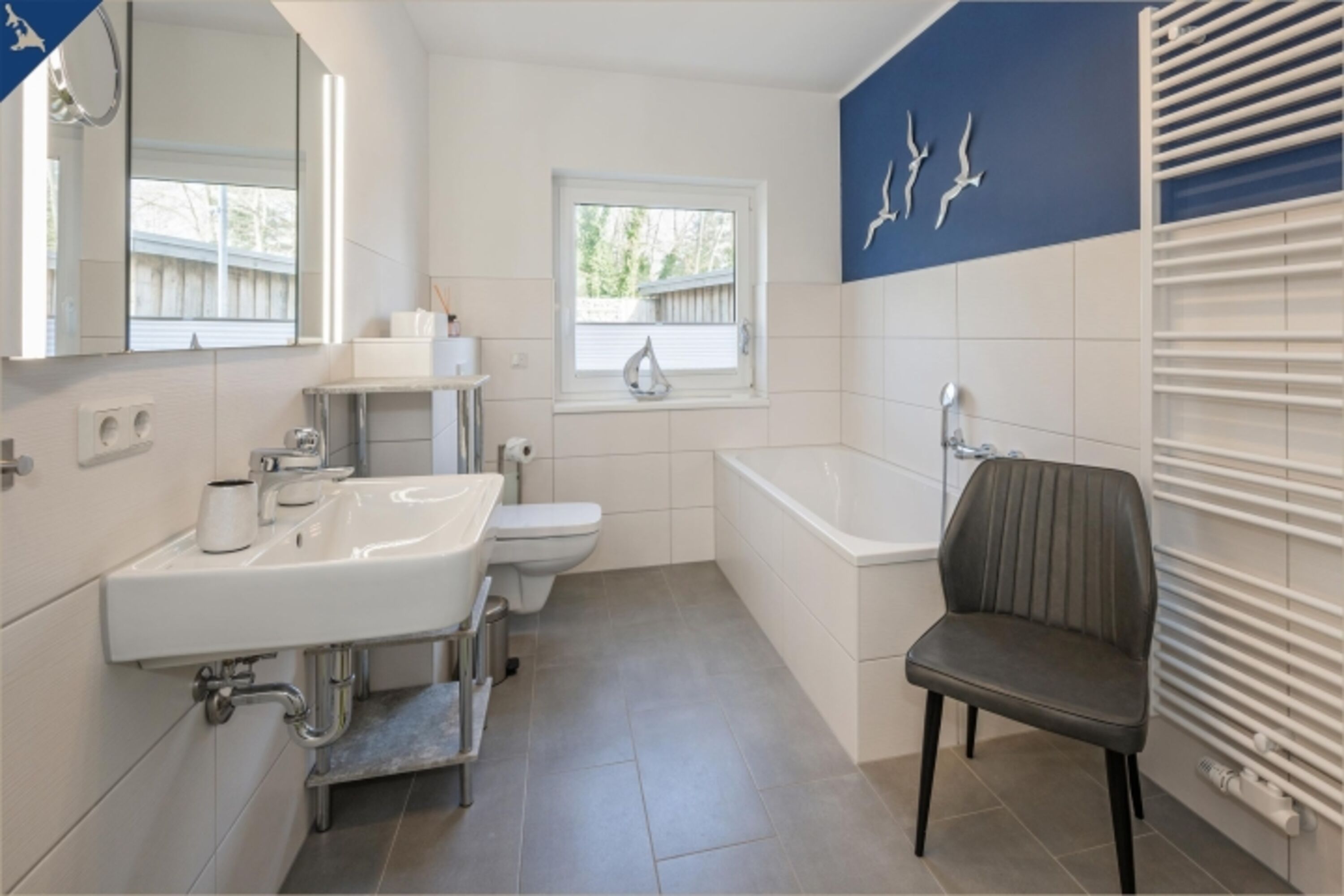 Bad mit ebenerdiger Dusche und Badewanne
