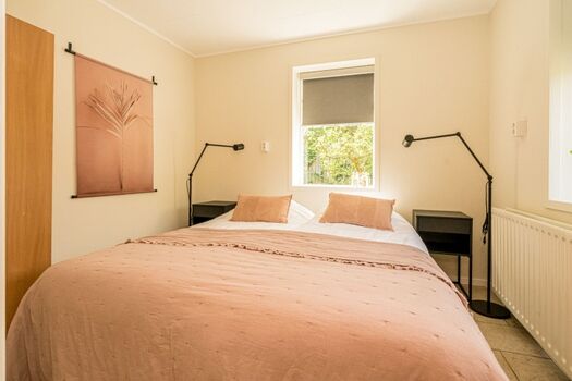 Schlafzimmer 2 mit 2 Einzel Boxspringbetten und Schrank