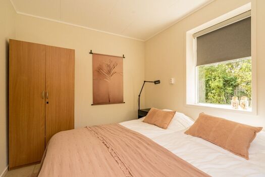 Schlafzimmer 2 mit 2 Einzel Boxspringbetten und Schrank