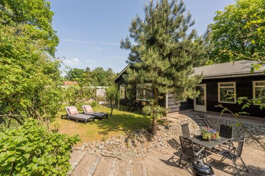 Die gemütliche Terrasse mit Gartengruppe und Grill