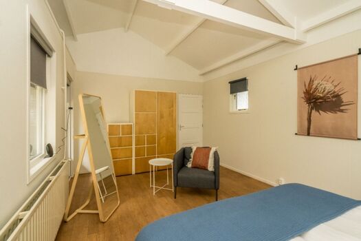 2  Luxus Boxspringbetten und Kleiderschrank