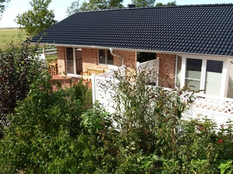 Geschützter Innenhof mit Whirlpool und großer Terrasse