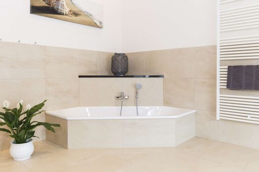 Wellnessbad mit Badewanne