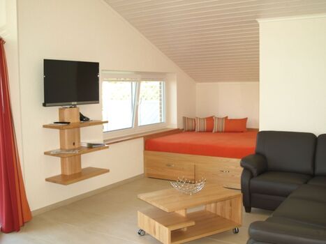 Wohnzimmer mit grossem Alkoven